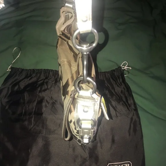 BNWT LARGE COACH SIGNATURE CARLY BABY BLUE INTERIOR - Picture 5 of 14